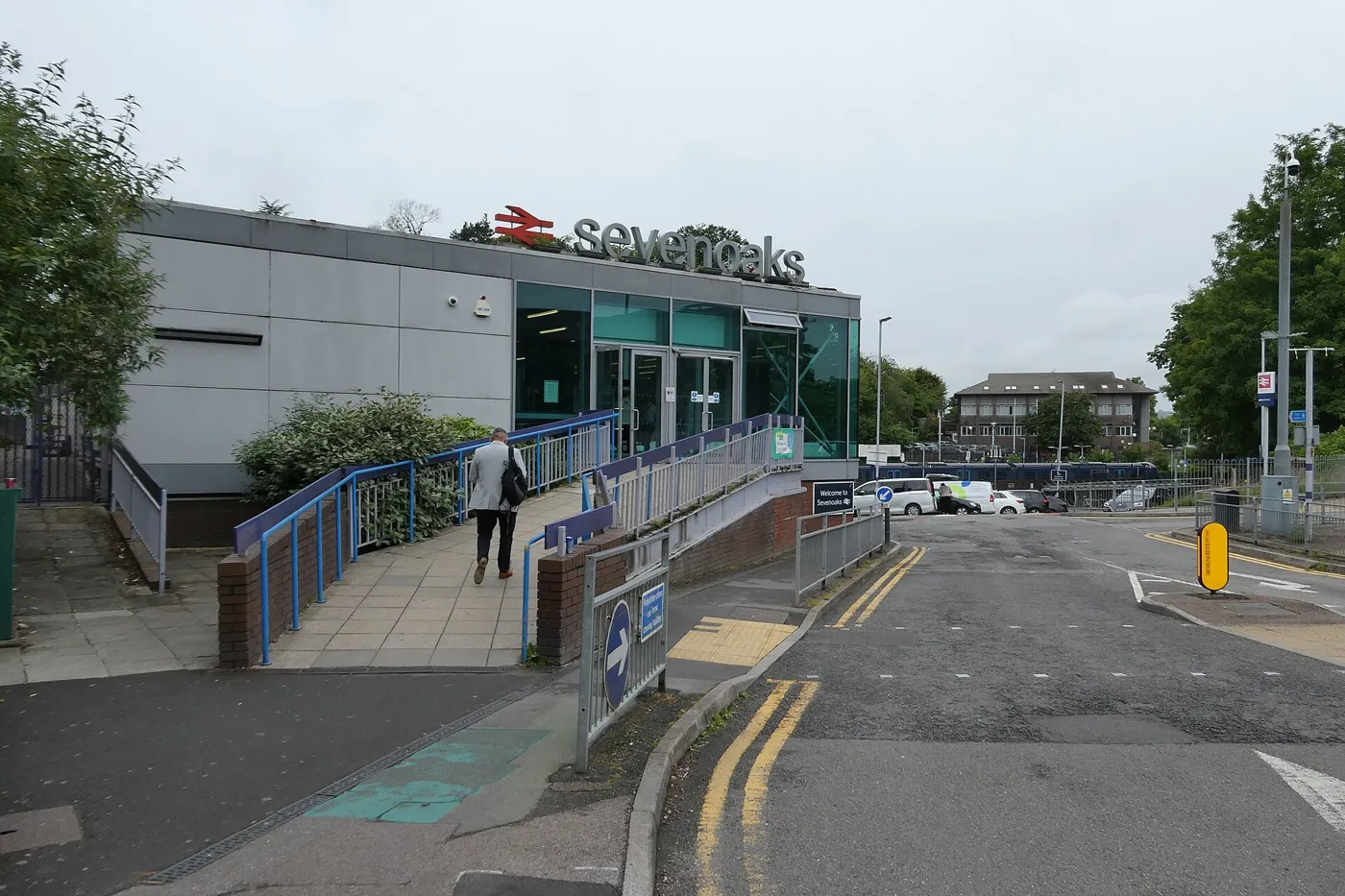 The entrance to Sevenoaks railway station